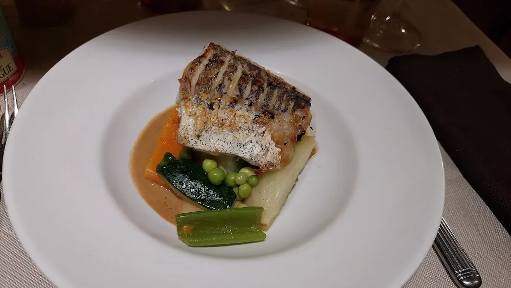 Filet de Merlu Sauce À L'estrille Et Poissons de Roche